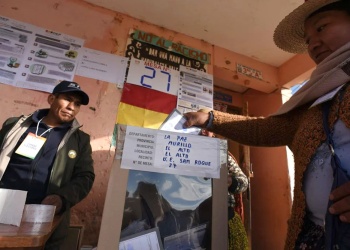 Bolivia vota en medio de una crisis económica y con sondeos que anticipan un giro a la derecha