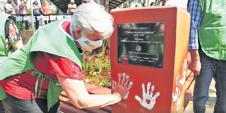 En 2020, al cumplir sus "bodas de plata", se colocó en la Feria Franca de Oberá un monumento recordatorio con las huellas de sus siete fundadores