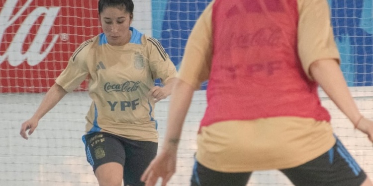 EN ACCIÓN. Cecilia, en las prácticas con la Selección argentina femenina.