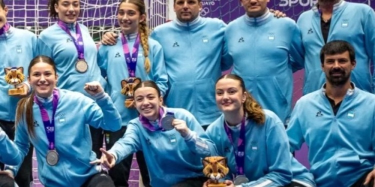 CON LA PRESEA. Mara López (la primera arriba) se vuelve con la de plata.