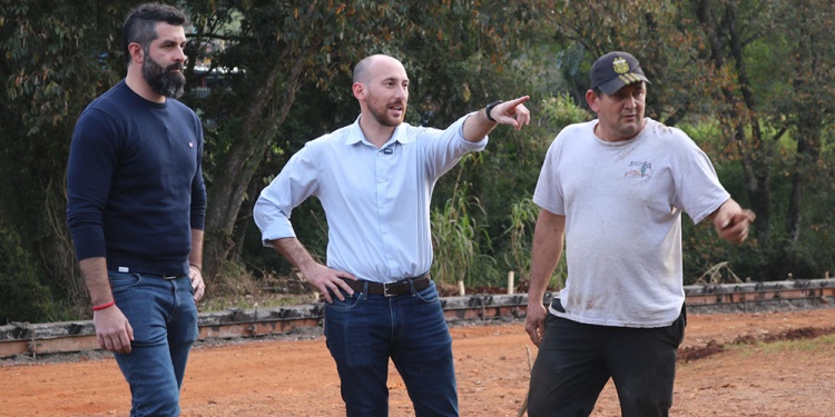 DE CERCA. El intendente Pablo Hassan supervisa las tareas que se llevan adelante en los distintos barrios.