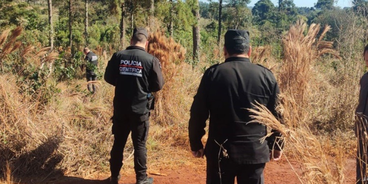 FALTA UN OJO. Si bien familiares del acusado aseguraron que llegó a su casa con un par, solo hallaron uno.