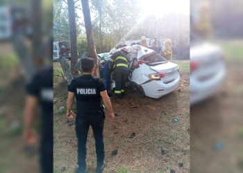 Murió un hombre tras despistar con su auto y su hija permanece en grave estado