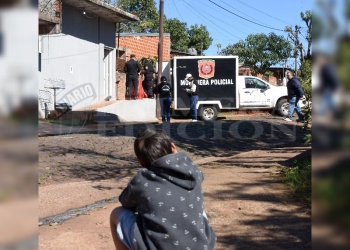 A machetazos mató a sus dos hijos, dejó a su esposa agonizante y se colgó frente a ellos