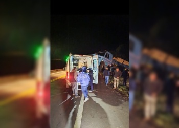 Drama en Campo Viera: camión cargado con madera terminó colgando en un barranco