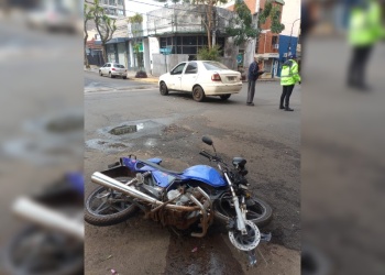 Chocó en pleno centro de Posadas y escapó dejando la motocicleta tirada