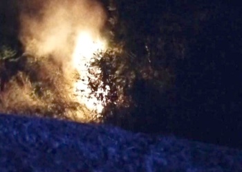 Cuatro jóvenes salvan su vida tras despiste, vuelco e incendio en en la ruta costera 2