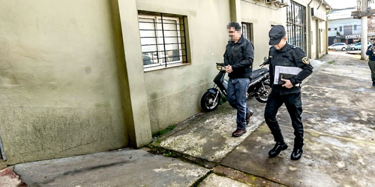 JUZGADO DE INSTRUCCIÓN 1. El detenido esposado ingresó nuevamente ayer a la dependencia judicial de la avenida López Torres.