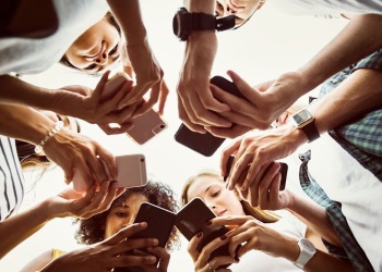 Día Mundial de la Juventud: alerta por el impacto de las redes sociales en la salud mental