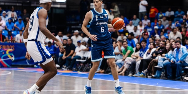 POR MÁS. El base formado en El Coatí de Eldorado, ante el local, el viernes.