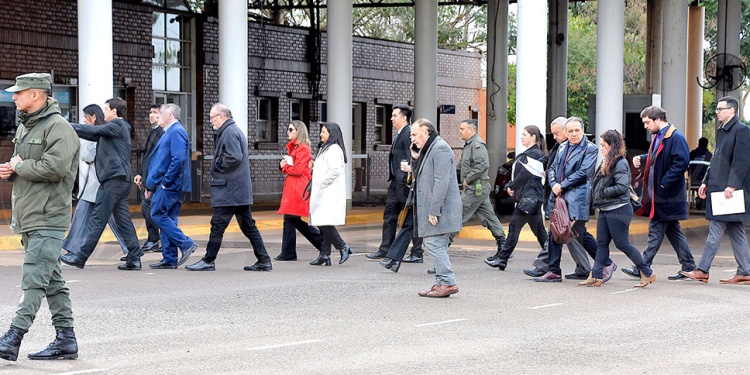 OBSERVARON “LAS CANCHAS”. La caminata fue iniciada por José Enrique Bosch, presidente del Tribunal y los vocales Gustavo Fabián Cardozo y Manuel Alberto Jesús Moreira.