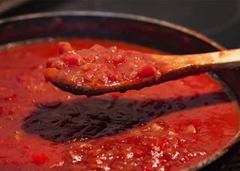 ANMAT recomendó no consumir una reconocida marca de pure de tomate por posible contaminación con gusanos