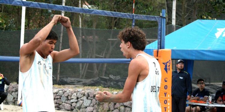 PARA FESTEJAR. Marcos y su compañero celebran sobre la arena ecuatoriana. Ya piensan en el Mundial de Puebla. (Foto: Prensa Conf. Sud. de Vóleibol)