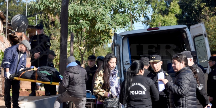CONTINGENCIA. Momento en el que paramédicos y enfermeros de la Red de Traslados retiran a Hugo Ríos (43) hermano con discapacidad de Paola Vieira, también atacado a machetazos.