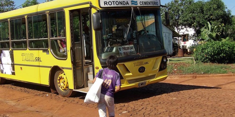 CONFLICTOS. Los vecinos caminan largas cuadras, esperan horas en las paradas o directamente se quedan sin servicio.