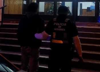 Motociclista “flojo de papeles” evadió un control e intentó agredir a la policía: terminó detenido