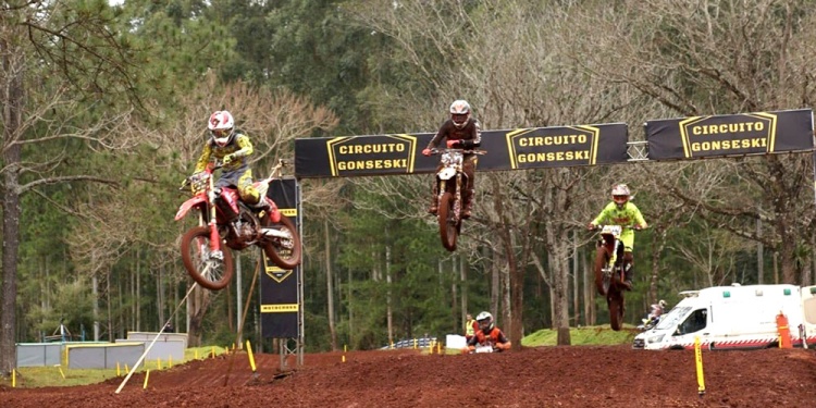 A VOLAR. Una de las postales que dejó un fin de semana a pura emoción.