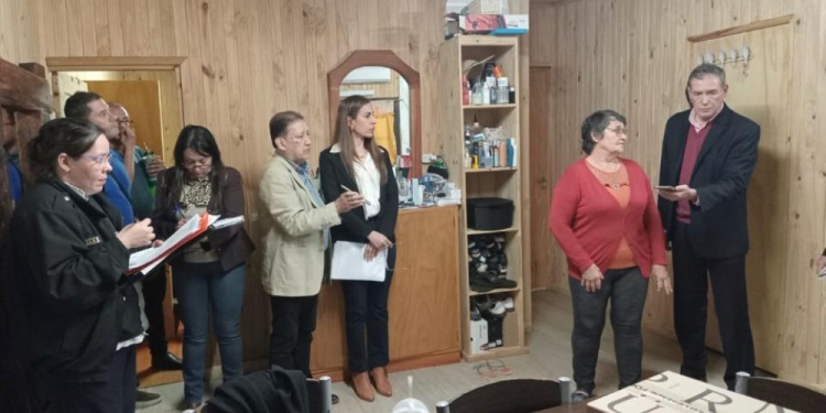 ACTO PROCESAL. La comitiva judicial a pleno con los testigos en la escena.