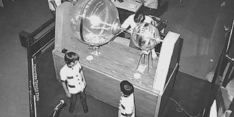 Los primeros sorteos de la Quiniela Misionera se hicieron con niños cantores y en los estudios de Canal 12.