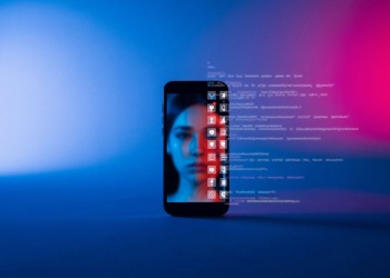 Entre el feed perpetuo y el influencer efímero