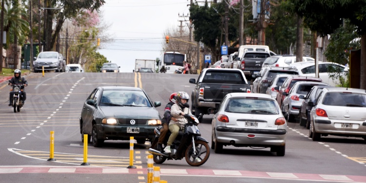 MEJORÓ. Llegar, esperar y doblar. La prioridad siempre la debería tener quien intenta ingresar a “Emergencias” pero no todos la respetan.