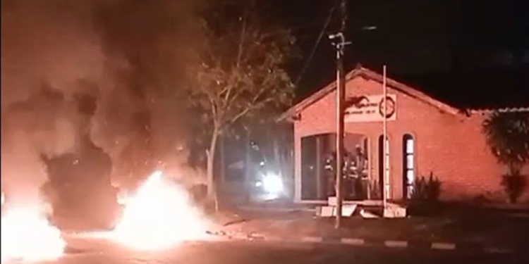 MANIFESTACIÓN. El miércoles por la noche quemaron cubiertas frente a la comisaría, pero ayer no hubo novedades.