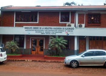 La crisis en la forestoindustria golpea a Misiones: una histórica maderera paraliza su producción
