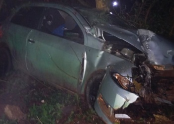 Joven hospitalizado tras despiste y choque contra un árbol en Puerto Esperanza