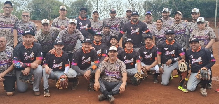 CAMARADERÍA. El plantel de Gigantes, campeón del torneo, con Yaguaretés.