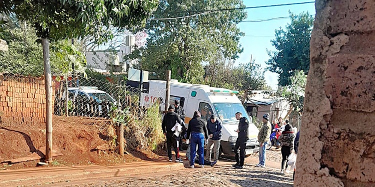 CALLES 176 A Y 57. Techeira en el piso es atendido y trasladado al Hospital Ramón Madariaga con lesiones en la espalda.