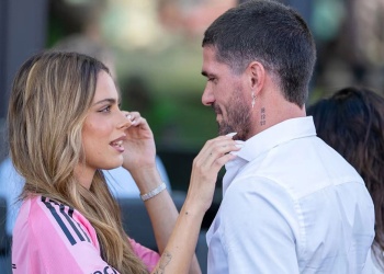 Tini ya estaría buscando vestido de novia para su casamiento con Rodrigo De Paul