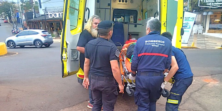 TRASLADO EN AMBULANCIA. Tras el hecho, la víctima fatal fue llevada junto a su padre al hospital de Puerto Iguazú.
