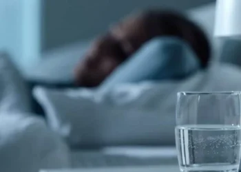 ¿Qué sucede cuando pones un vaso de agua debajo de la cama por la noche?