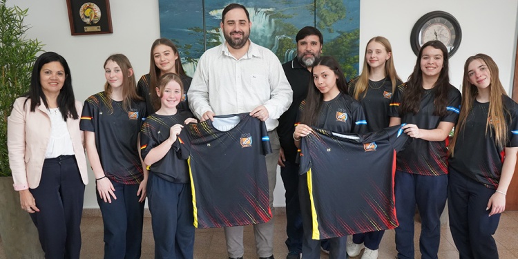 DE TODO EL PAÍS. El intendente de Alem, Matías Sebely, junto a deportistas que compiten en el torneo de vóleibol. (Prensa Municipalidad de Alem)