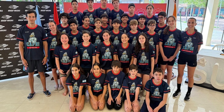 EQUIPAZO. Los chicos del Azzurro, junto a los profes Rodríguez y Báez Breard.