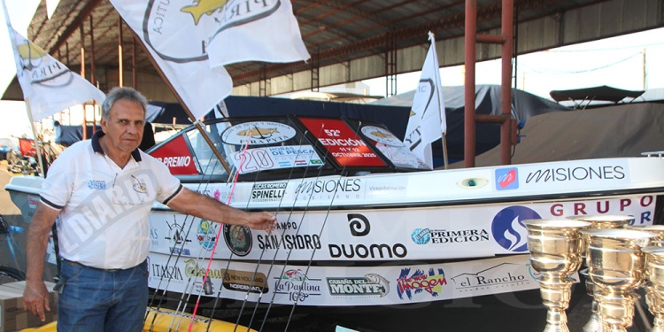 PREMIO MAYOR. Bossi, presi del Pira Pytá, junto a la lancha con motor fuera de borda que se sorteará entre todos los inscriptos el domingo 12 de octubre.