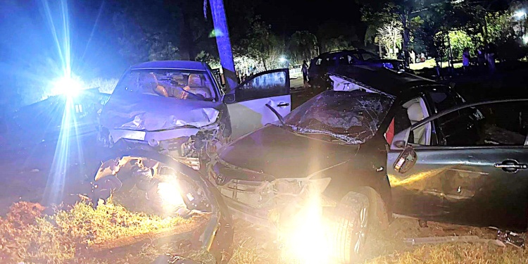 GRAVE. El Toyota Corolla Gris fue robado minutos antes y alcoholizado, el conductor impactó al otro Toyota.