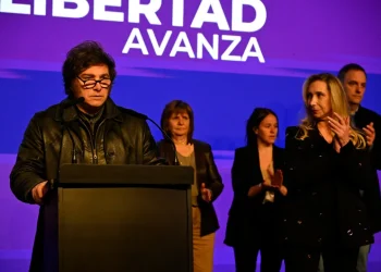 Javier Milei suspendió su viaje a Madrid tras la derrota electoral bonaerense