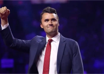 Charlie Kirk, activista aliado de Trump, murió tras ser baleado en un evento universitario en Utah