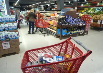 Consumo: las ventas en supermercados cayeron 2,1% en julio