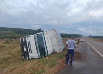 Posadas: volcó un camión en la Bypass y dos autos chocaron en el centro