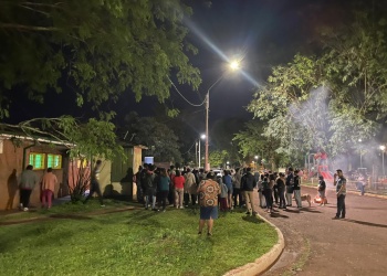Familiares y vecinos se manifestaron frente al hospital de Santa Ana tras la muerte de un niño