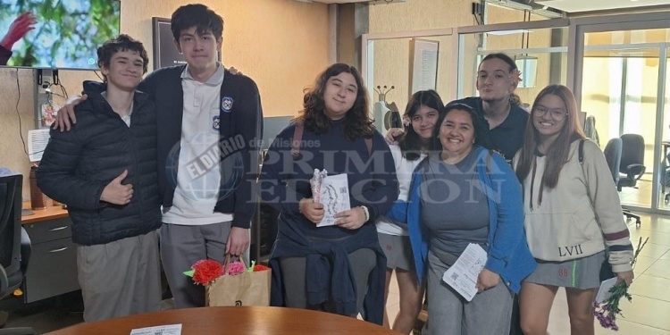 LLEVAR ALEGRÍA. Un grupo de estudiantes se acercó a PRIMERA EDICIÓN.