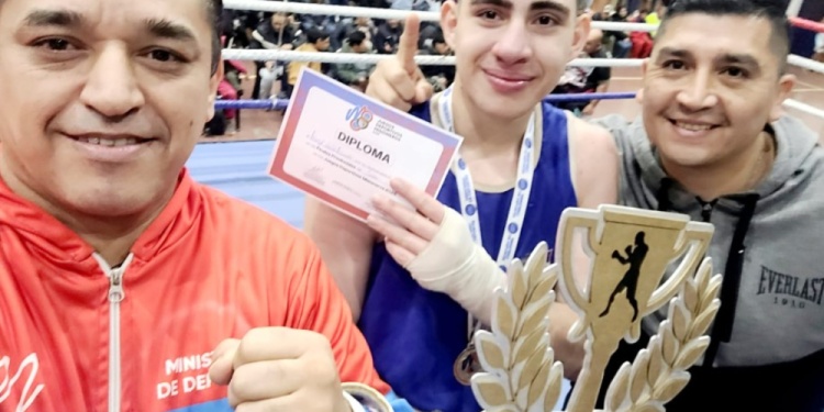 A LOS EVITA. Mayol, junto a sus profes, celebró la clasificación a los Evita.