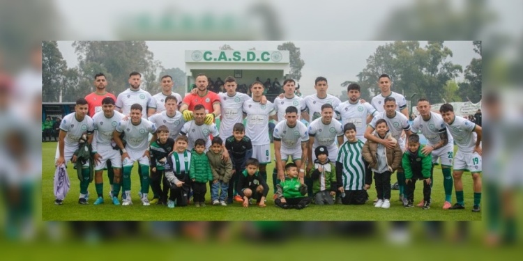 CAMPEONES DE LA TIERRA COLORADA. Horacio Ramírezcon sus guantes amarillos y Matías de Jesús con la 19 en sus pantalones, los dos misioneros que se coronaron en la C junto a Camioneros.