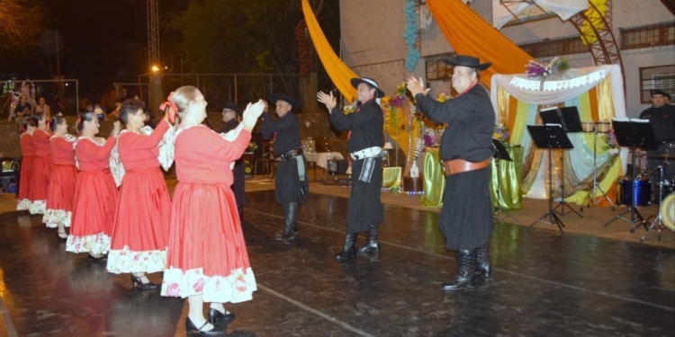 COMPLETO. Las cuatro décadas de la fundación del barrio a pleno baile.