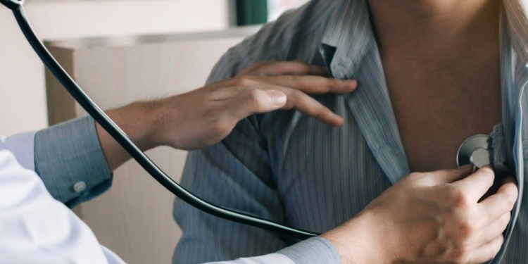 CONTROLES. Evaluar la presión arterial, la glucemia y el colesterol es el primer paso.