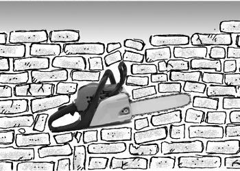 De la motosierra al muro