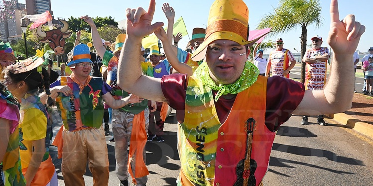 Color, ritmo y tradición: así arrancó la Estudiantina 2024 en Posadas