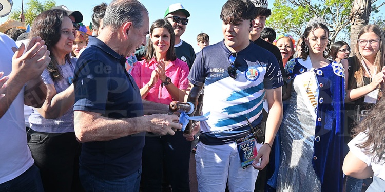 Color, ritmo y tradición: así arrancó la Estudiantina 2024 en Posadas